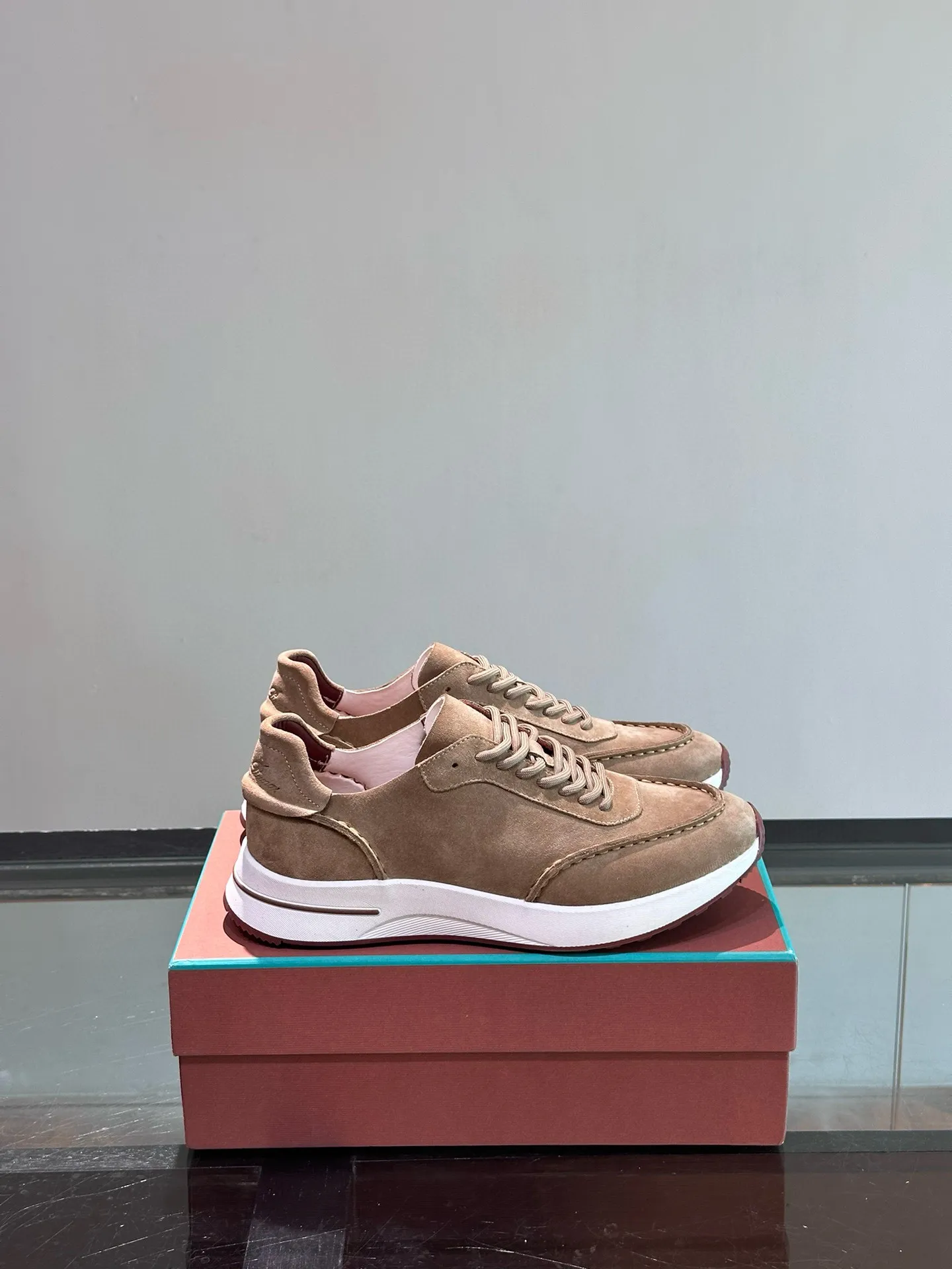 Factory price: 540💰Loro men's shoes💰iana niche Loro classic jogging shoes, men's lace-up casual shoes and sneakers, high-quality lightweight and comfortable fabrics, suitable for outdoor leisure, the color scheme is young and energetic, and it looks great with sportswear or casual suits! Size: 39-46 (customized sizes of 45 and 46 are non-refundable)